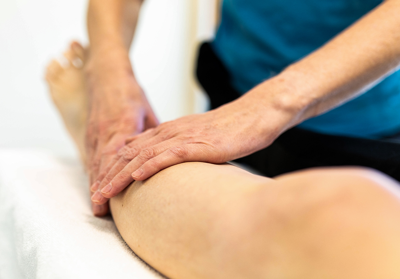 Der Patient erhält bei der Physiotherapie eine Massage oder Lymphdrainage
