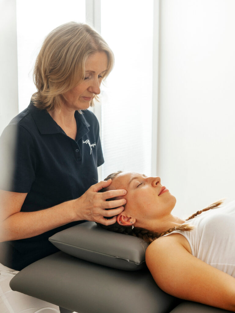 Therapeutin behandelt CranioFacialTherapyAcademy (CRAFTA) von Patientin